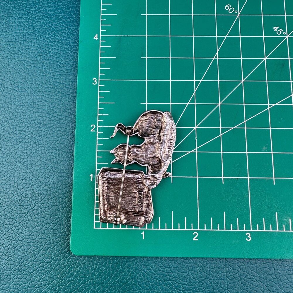 Vintage Cat Brooch Pin Lot Silver Tone Sitting on Windowsill Bench Watching TV - Picture 11 of 11